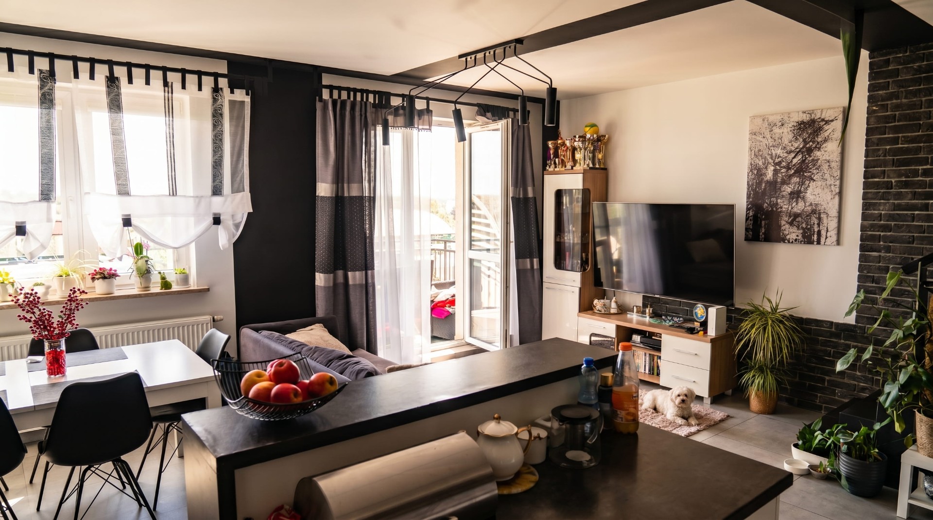 Salon · światło i balkon