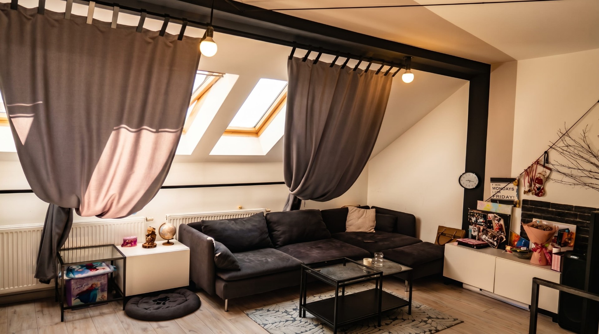 Piętro · biurko i sofa